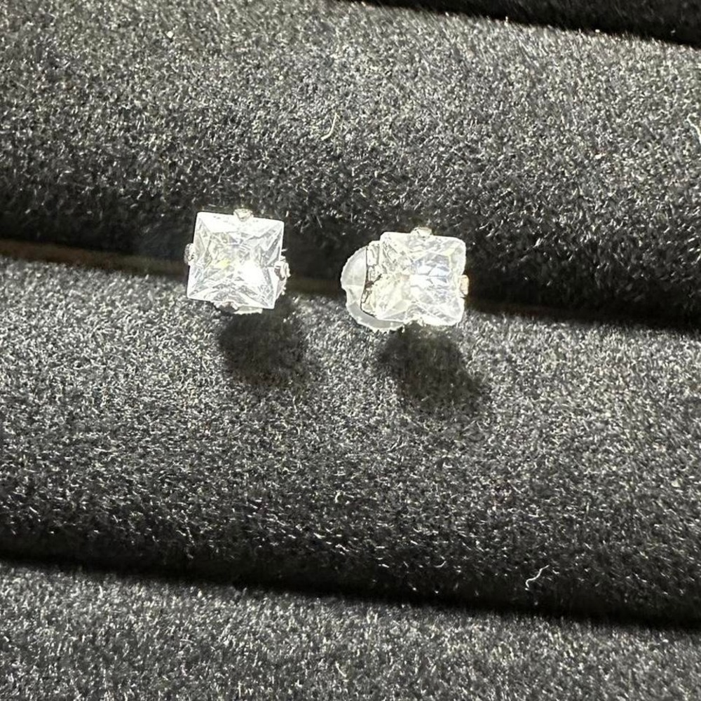 Silver zirconia stud earrings square unisex 4 mm
Retro grunge, Y2K
